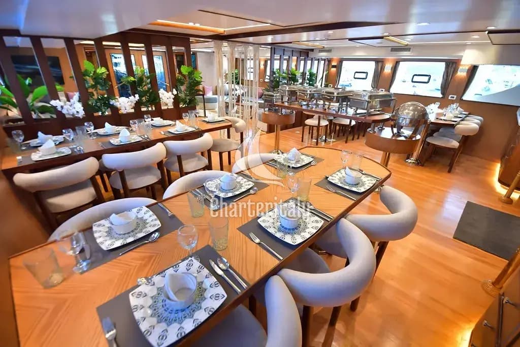 Luxury Motor Yacht - Twin bed cabin lower deck 1 - 7
