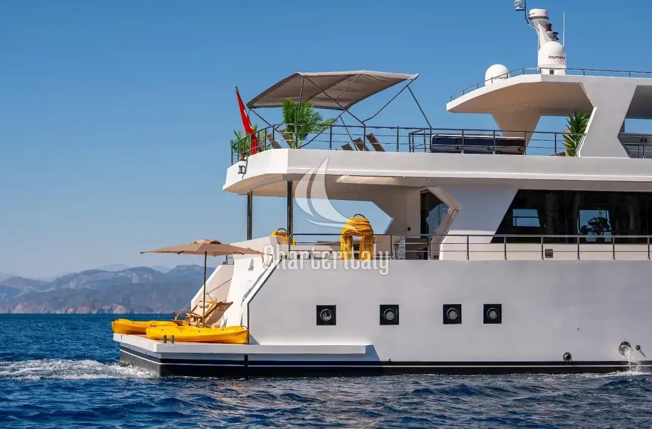 Motoryacht - Lila Trawler - 10