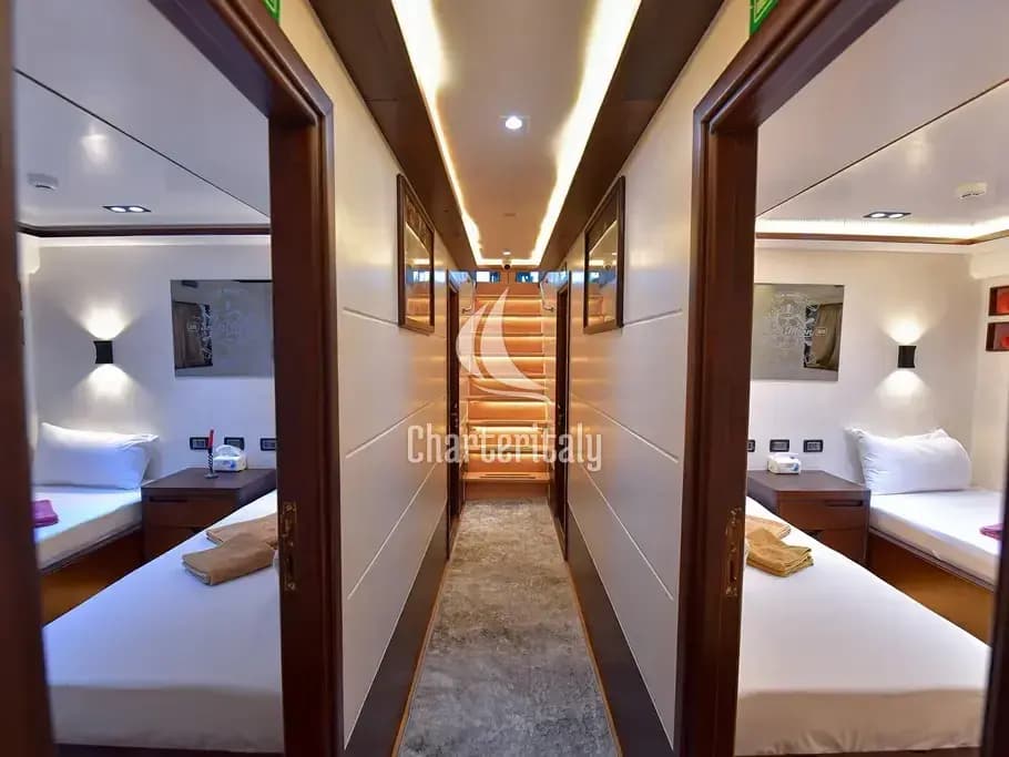 Luxury Motor Yacht - Twin bed cabin lower deck 2 - 6
