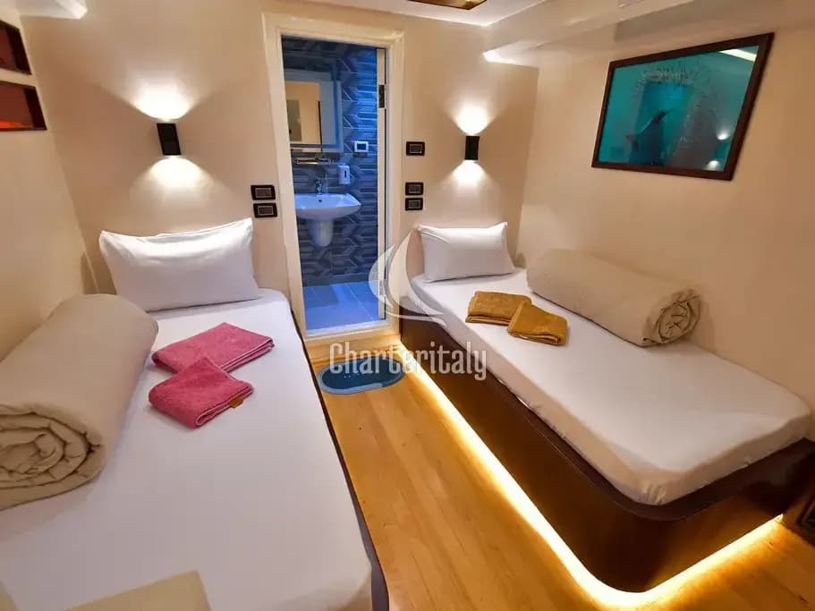 Luxury Motor Yacht - Twin bed cabin lower deck 2 - 28