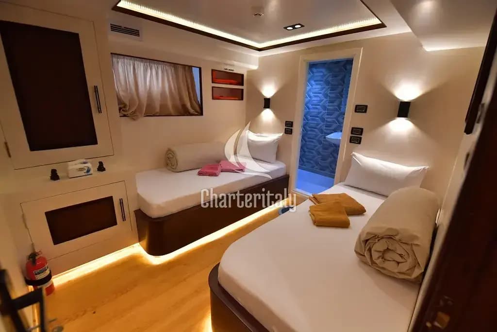 Luxury Motor Yacht - Twin bed cabin lower deck 3 - 14