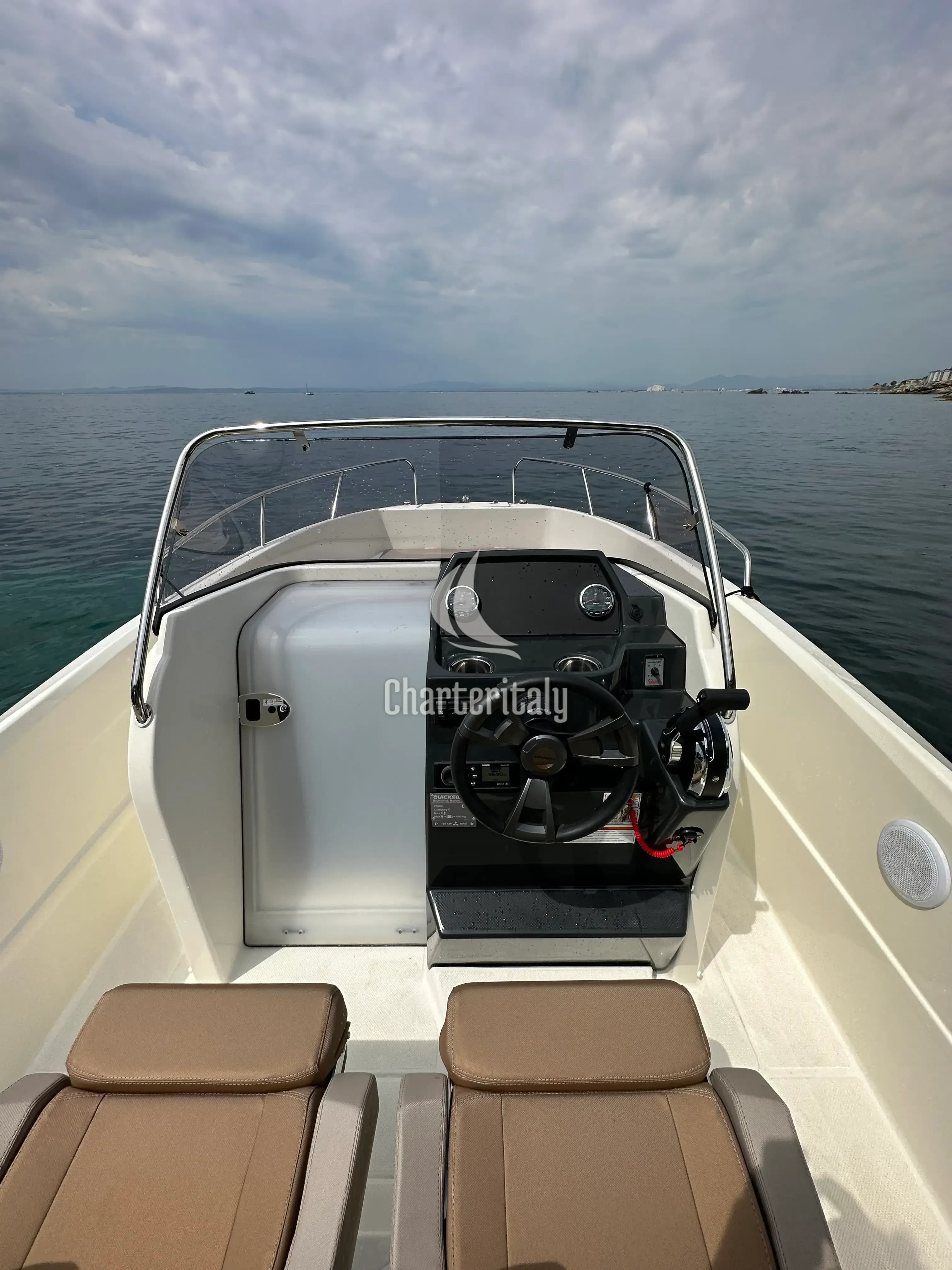 Quicksilver Activ 675 Open - Firulais - 2