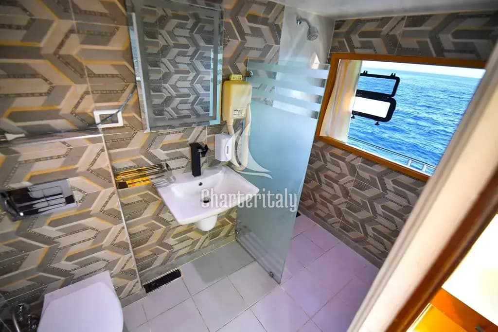 Luxury Motor Yacht - Luxury suite upper deck - 18