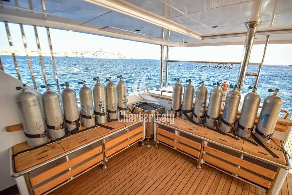 Luxury Motor Yacht - Twin bed cabin lower deck 4 - 12