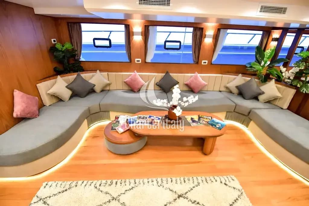 Luxury Motor Yacht - Twin bed cabin lower deck 4 - 24