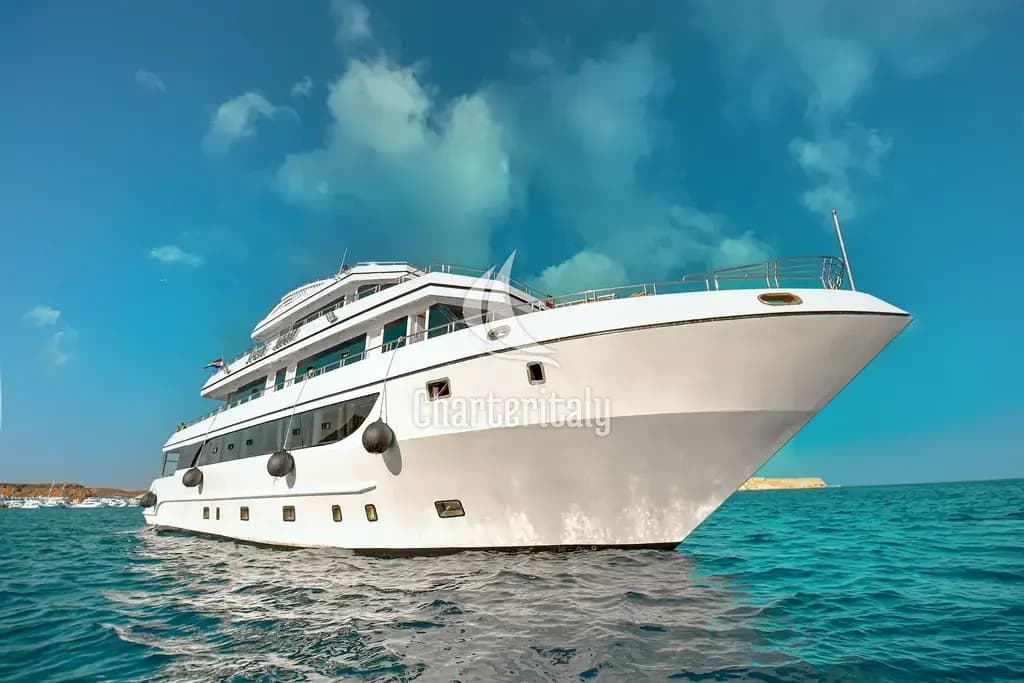 Luxury Motor Yacht - Twin bed cabin lower deck 4 - 21