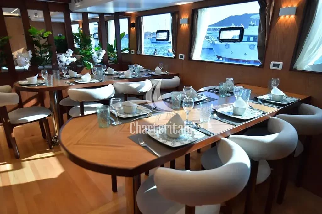 Luxury Motor Yacht - Twin bed cabin lower deck 4 - 27